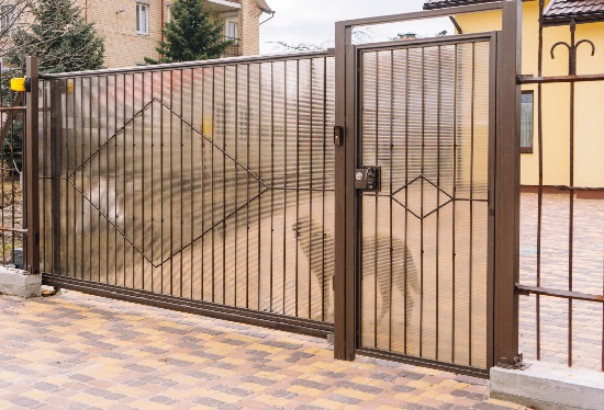 Купить ворота из профлиста с элементами ковки, с металлическими столбами в рамке или под дерево в Кашире от 158130 руб